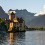 レマン湖に浮かぶ幻想的な美しさ。スイス一番人気の名城「シヨン城」