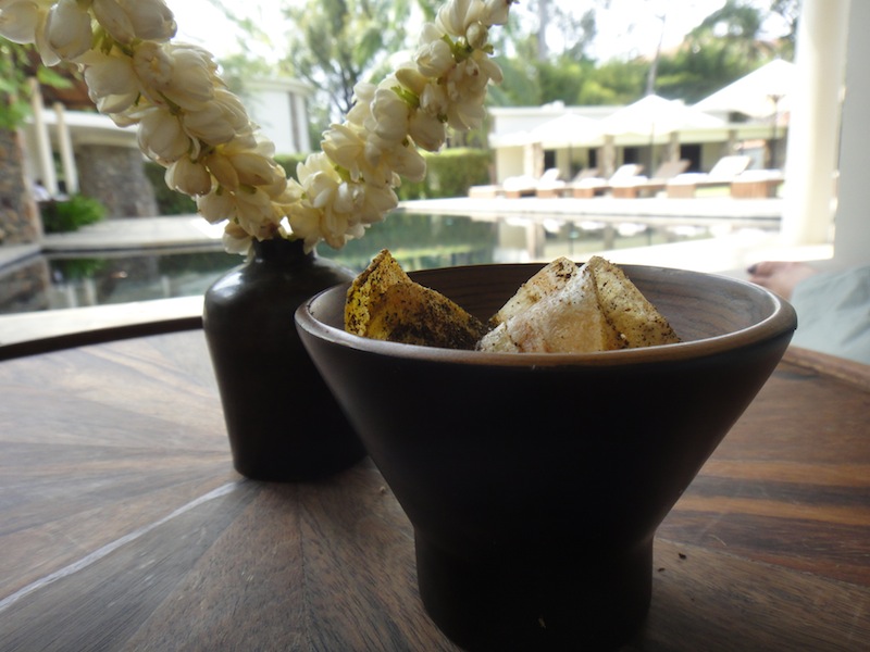 バナナチップスとプール