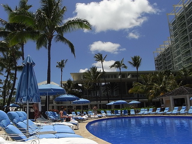 ザ・カハラ・ホテル＆リゾートの中庭のプール