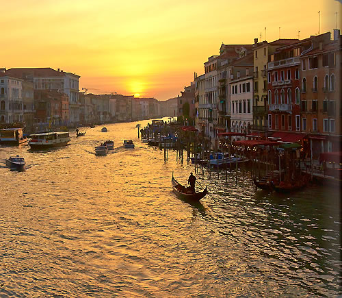 アマン・カナルグランデ・ヴェニスがあるカナルの夕暮れ