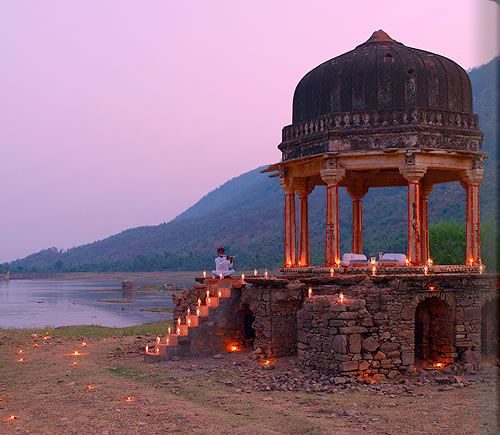 遺跡でのキャンドルライトディナー
