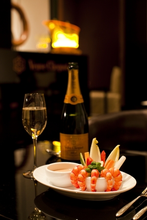 ヴーヴ・クリコ・シャンパンとシュリンプカクテル