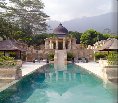 アマンジオのプール