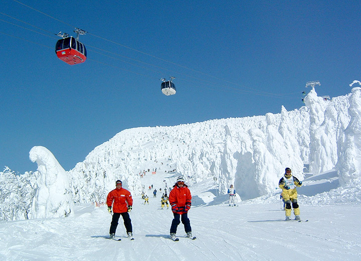 蔵王の樹氷のスキーヤーとロープウェイ