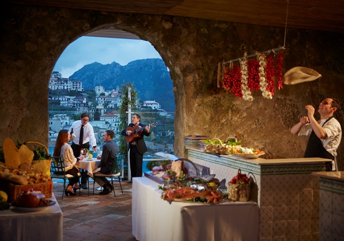 ベルモンド・ホテル・カルーソのプールレストラン