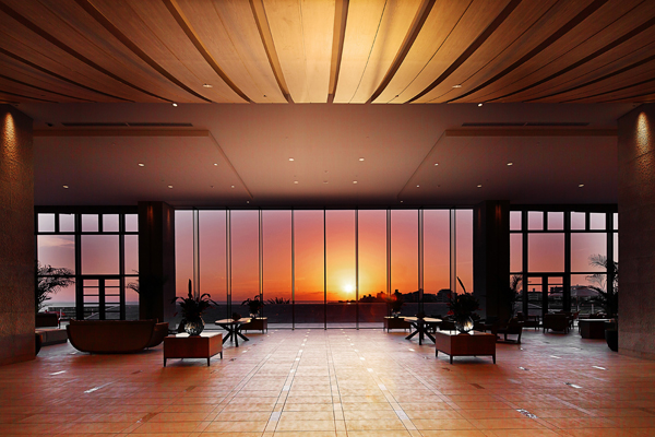 ヒルトン沖縄北谷リゾートの夕暮れ時のロビー