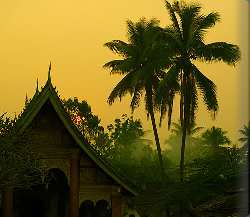 寺院での夕暮れ