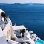 幻の世界に来たようなサントリーニ島のホテル「カティキエス」