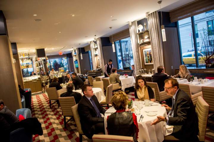 ザ・リージェンシー・バー・アンド・グリル The Regency Bar & Grillで食事を楽しむ人々