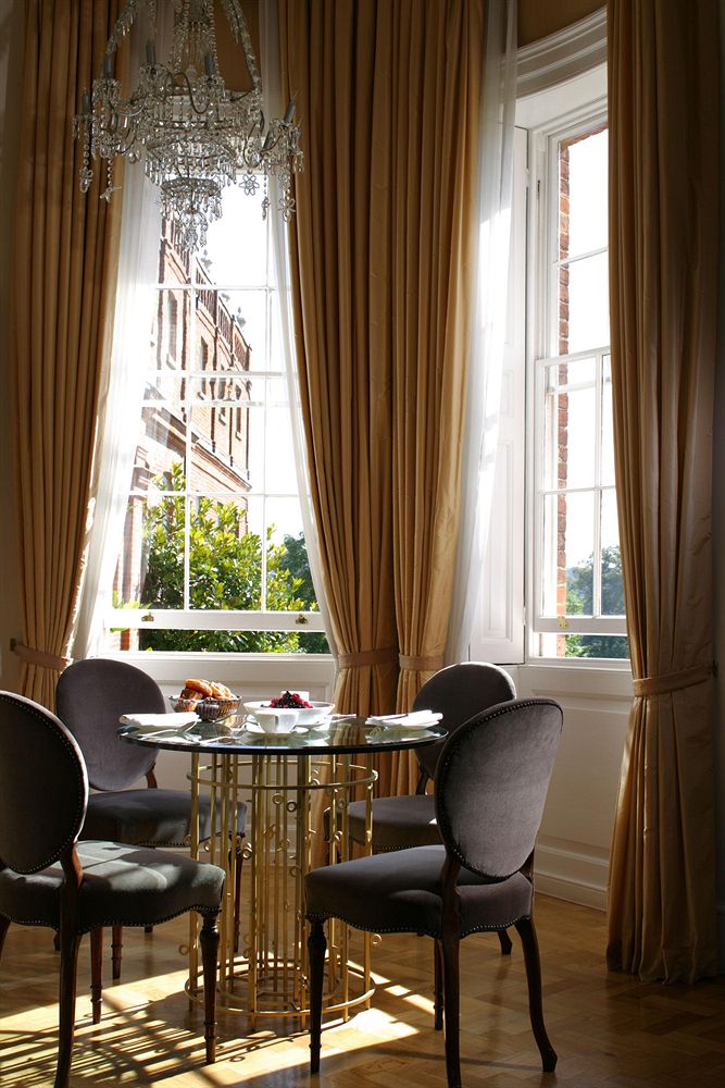 ザ・グローブ The Grove Hotelの室内ダイニング