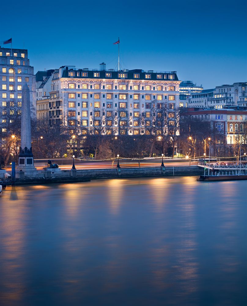 ザ・サヴォイ・フェアモント・マネージド・ホテル  The Savoy, A Fairmont Managed Hotelの外観とテムズ川