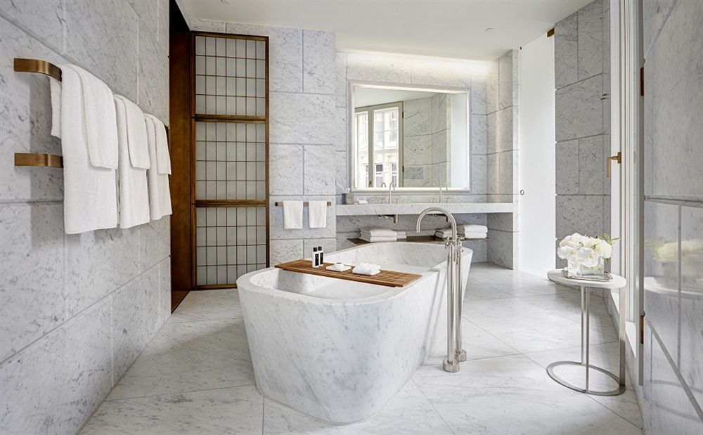 ホテル・カフェ・ロイヤル Hotel Cafe Royalの客室のバスルーム