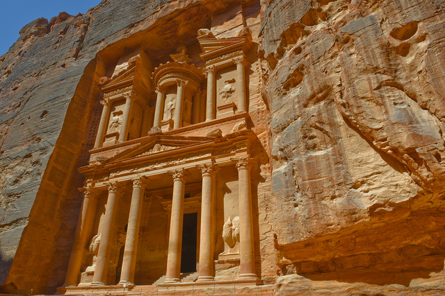 ペトラの遺跡エル・ハズネを見上げた風景