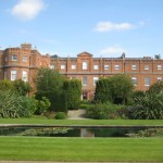 ロンドン北部の田園風景の中にたたずむ「ザ・グローブ」