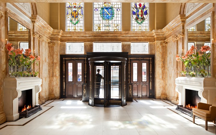 ホテル・カフェ・ロイヤル Hotel Cafe Royalの入り口