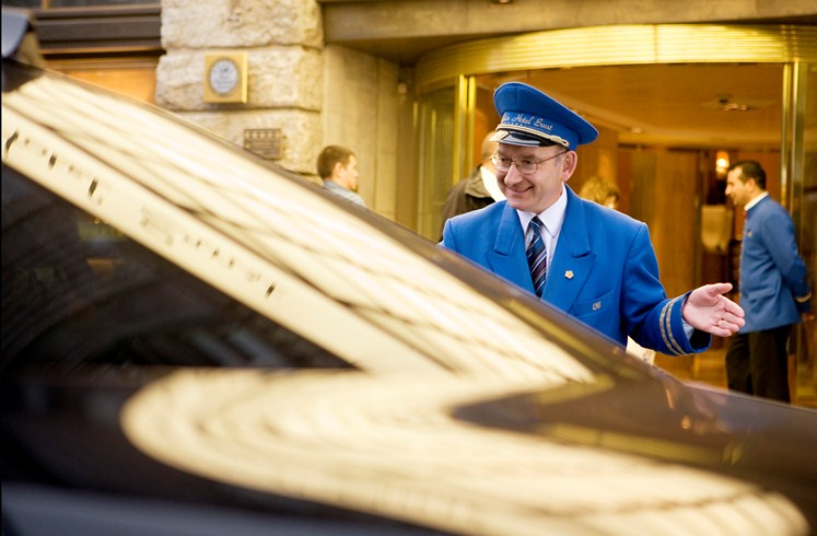 エクセルシオール・ホテル・エルンスト Excelsior Hotel Ernstのコンシェルジュ