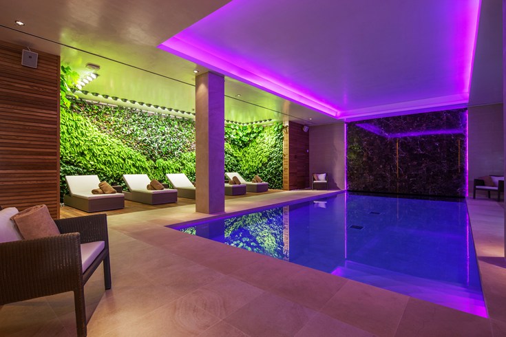 カステル・ソン・クラレットの屋外プール