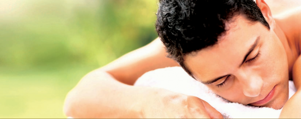 ヒルトン沖縄北谷リゾートのアマミスパでトリートメントを受ける男性