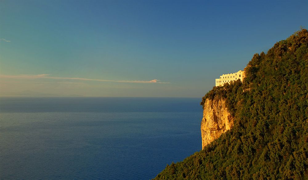 モナステロ・モンテロサ・ホテル&スパ Monastero Santa Rosa Hotel & Spaの外観