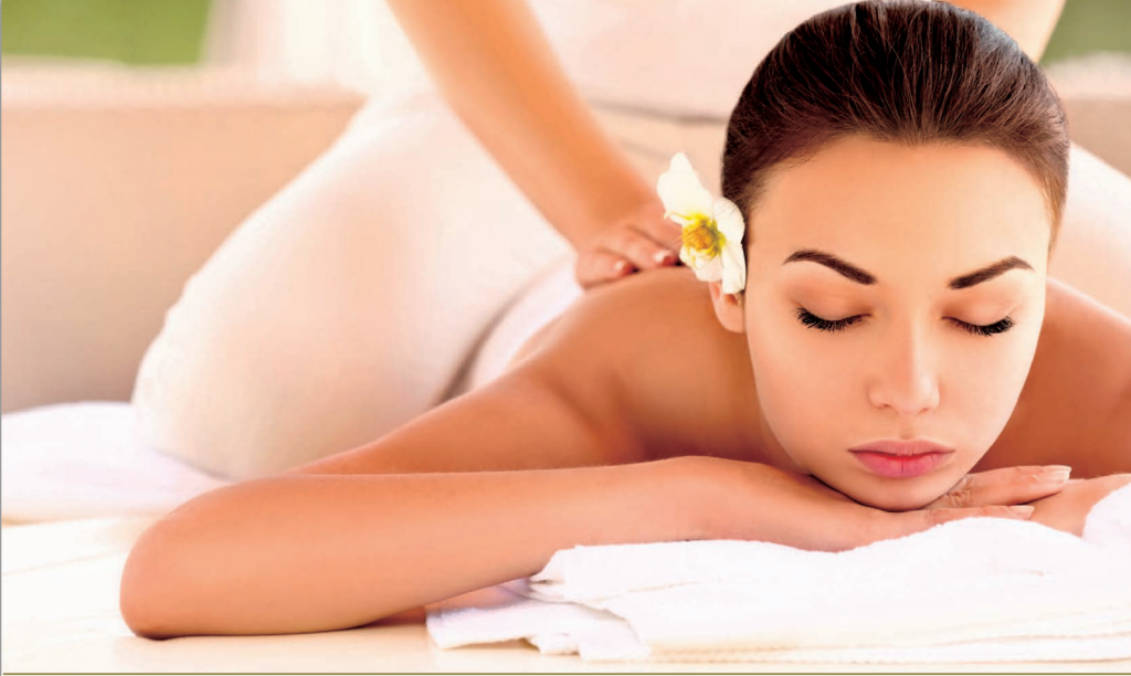 ヒルトン沖縄北谷リゾートのアマミスパでトリートメントを受ける女性