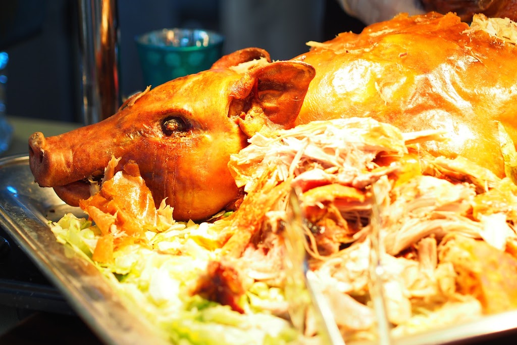 シェラトン・ラグーナ・グアム・リゾート Sheraton Laguna Guam Resortのバーベキュー・ディナー・ショーのブタの丸焼き