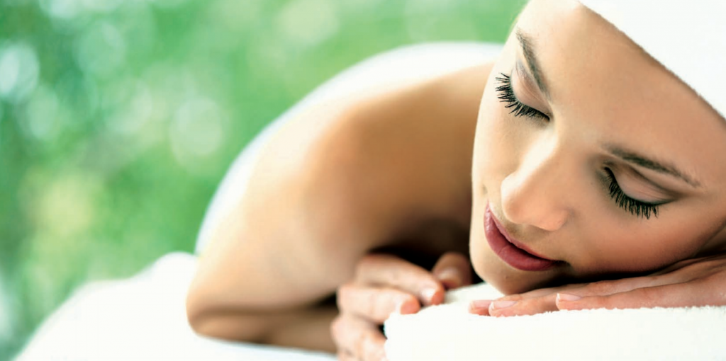 ヒルトン沖縄北谷リゾートのアマミスパでトリートメントを受ける女性