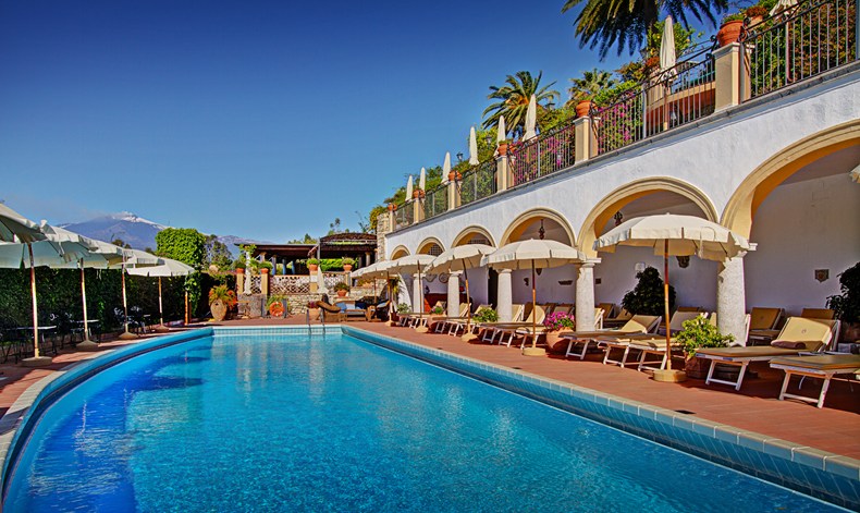 サン・ドメニコ・パレス・ホテル San Domenico Palace Hotelのプールサイド