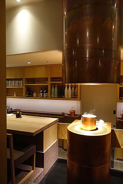 アンダーズ東京のルーフトップバーのローカウンター風景