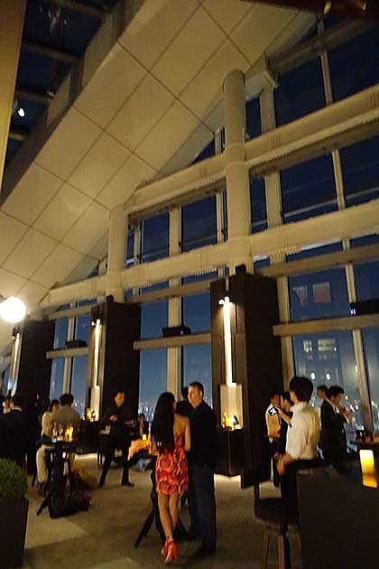 アンダーズ東京のルーフトップバーのハイカウンターの風景