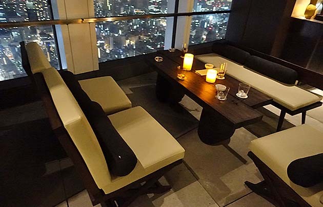 アンダーズ東京のルーフトップバーのソファー席