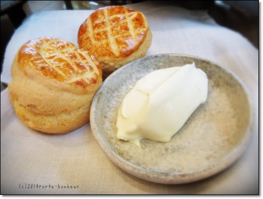 アンダーズ東京のアフタヌーンティーセットのホームメイドスコーンとクロテッドクリーム