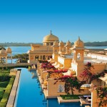 インド・ウダイプールの湖のほとりに輝く「ジ・オベロイ・ウダイビラス」