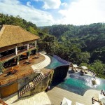 渓谷の美しさを活かした山間の急斜面にぶらさがるように建つ極上のヴィラ「ハンギング・ガーデンズ・ウブド」