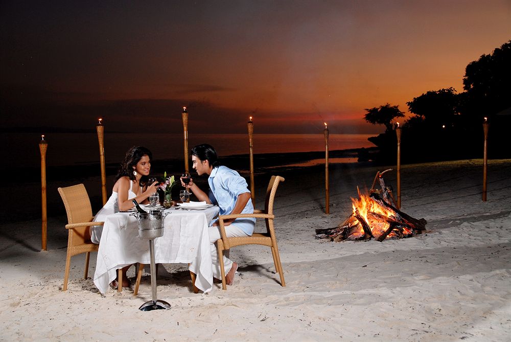 エスカヤ・ビーチ・リゾート・アンド・スパ Eskaya Beach Resort and Spaのビーチでの食事