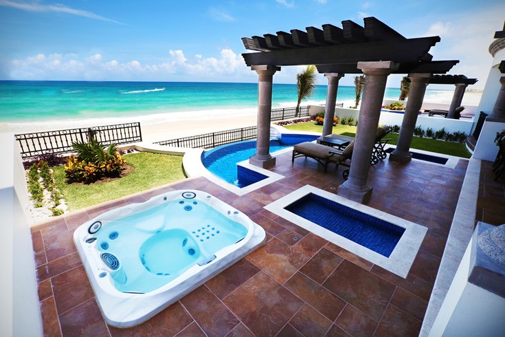 グランド・レジデンス・リビエラ・カンクン Grand Residences Riviera Cancunのテラスとビーチ