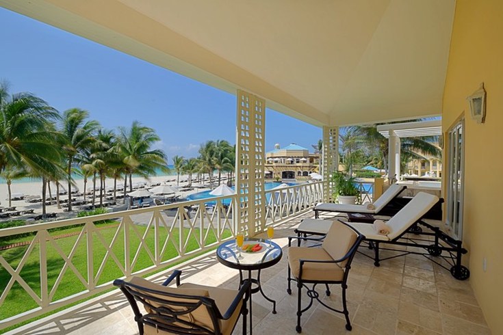 ザ・ロイヤル・ハイダウェイ・プラヤカール The Royal Hideaway Playacarのテラス