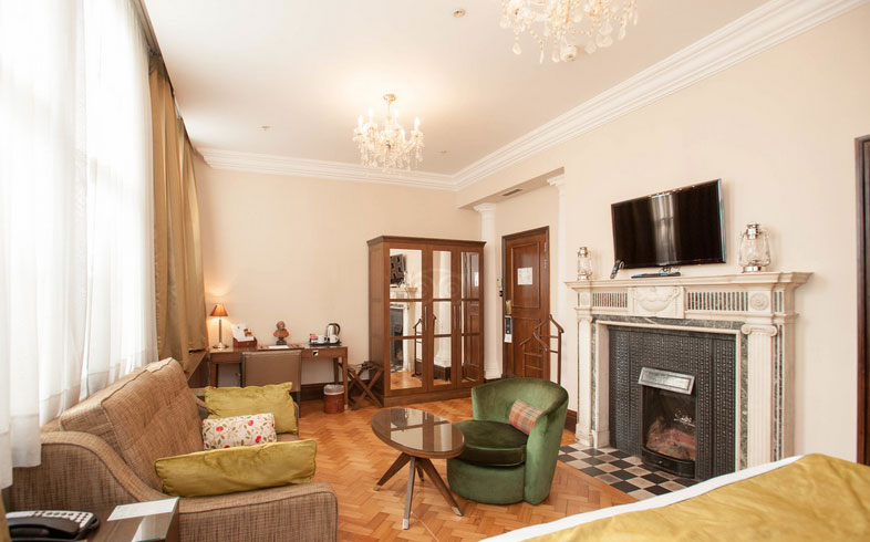 コートハウス・ホテルの客室リビングルーム