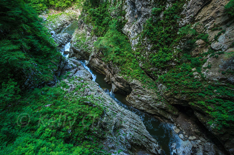 シュコツィアン洞窟群の川