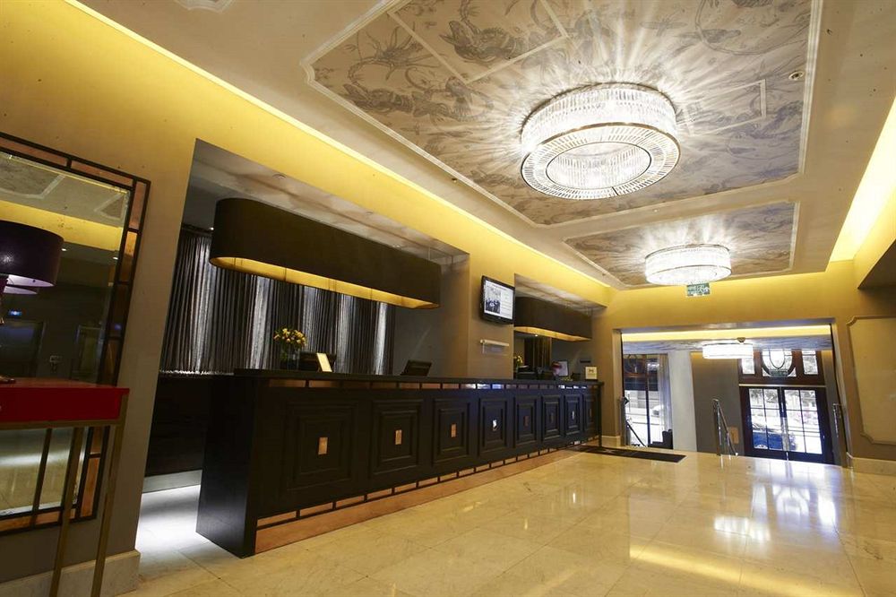 ザ・ウォルドルフ・ヒルトンのフロント