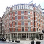 格式の高いメイフェア地区に建設されたクラシックな「ザ・コンノート」