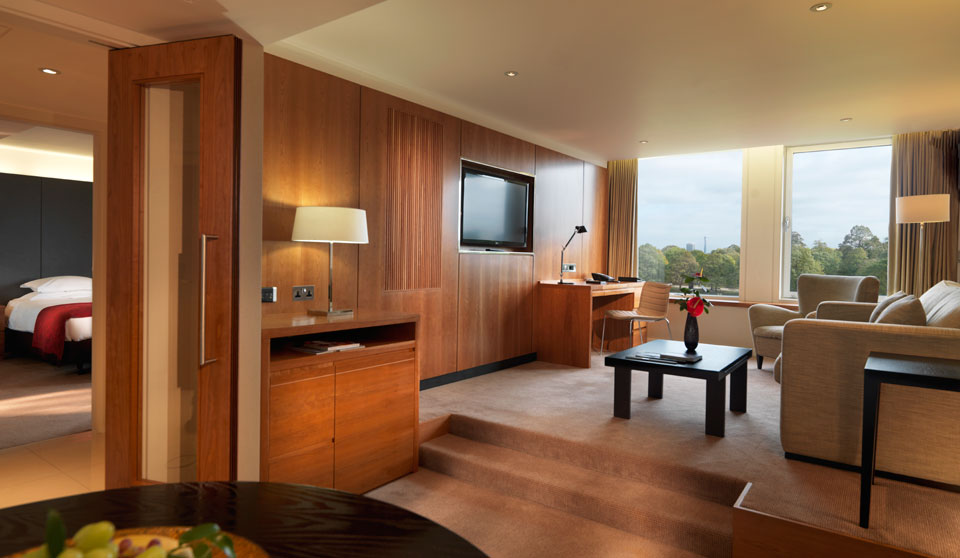 ロイヤル・ガーデン・ホテルの客室ラウンジ