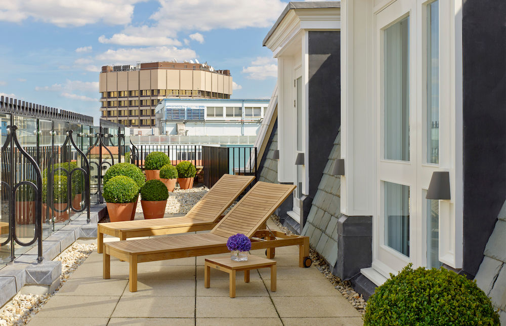 ザ・ロンドン・エディションのスイートの屋内テラス