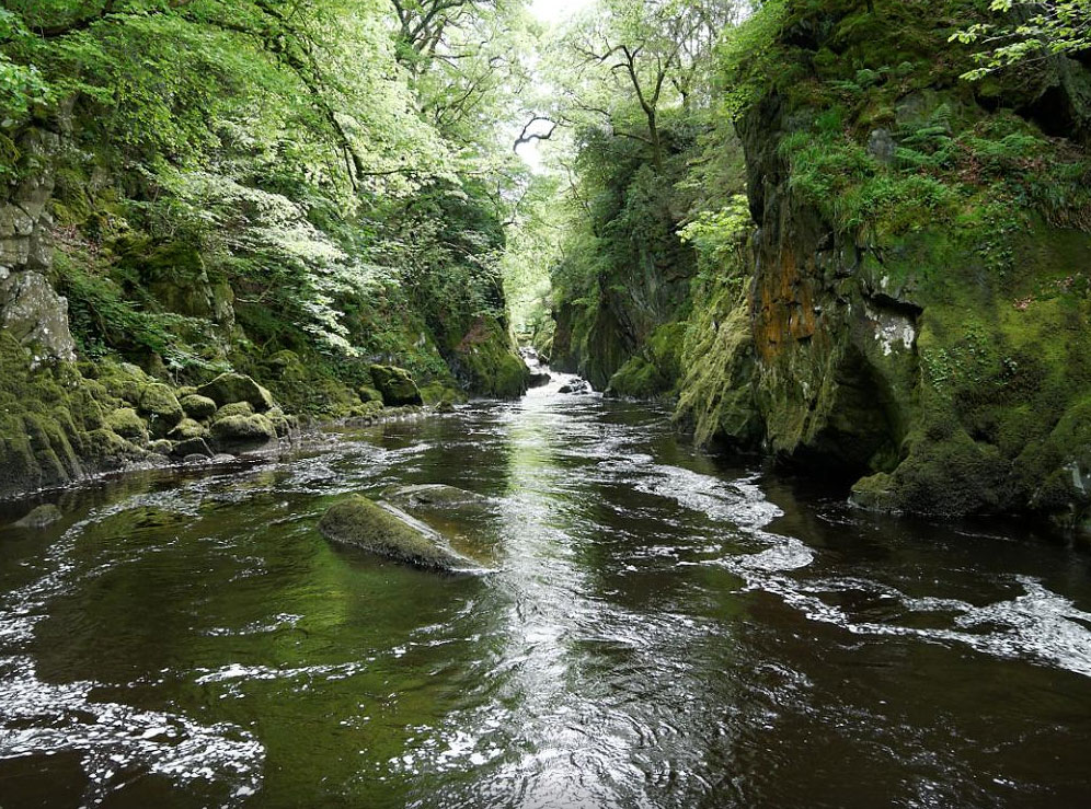 英国ウェールズの最高峰の山が聳え立つ大自然の宝庫 スノードニア国立公園