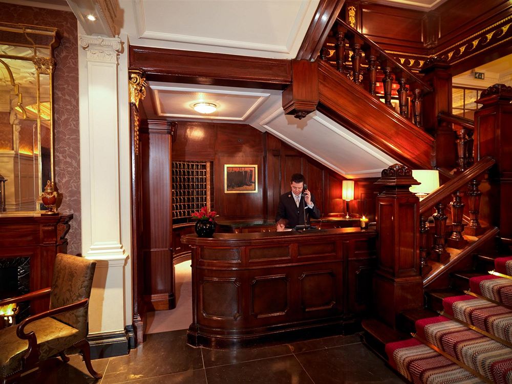 ザ・コンノートのフロント