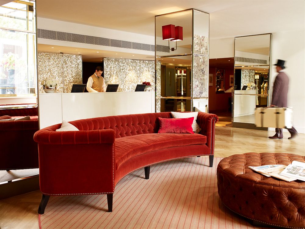 アテナエウムのフロント