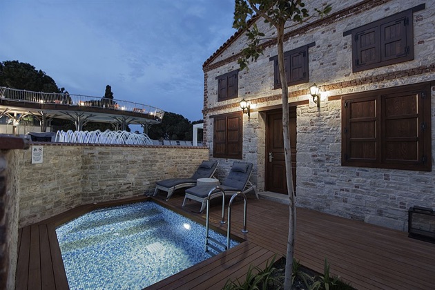 ダブルツリー・バイ・ヒルトン・クシャダスのコテージプール