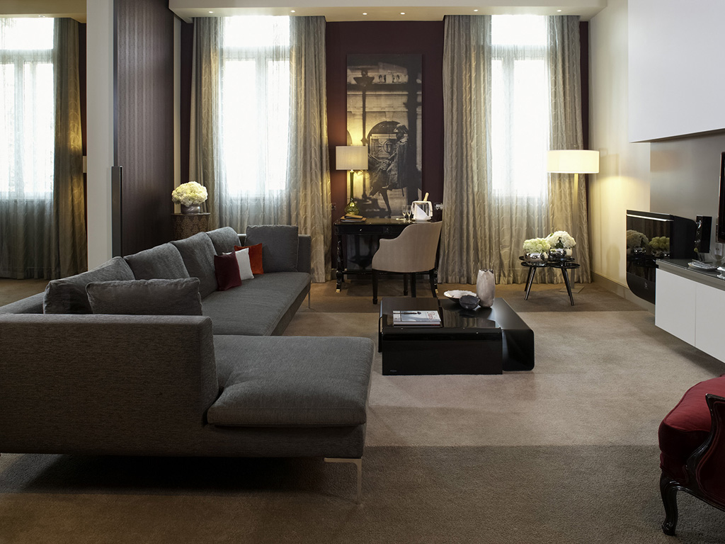 ソフィテル・ロンドン・セントジェームスの客室リビングルーム