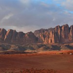 険しい岩山が連なり赤い砂漠が一面に広がる魅惑の聖地「ワディラム」