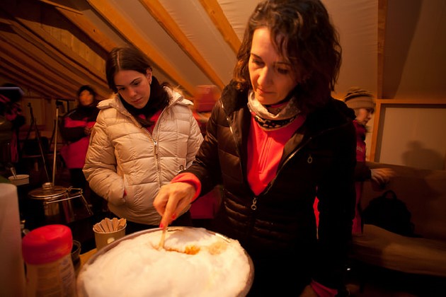 カナダホワイトホースメープルシロップで飴作り