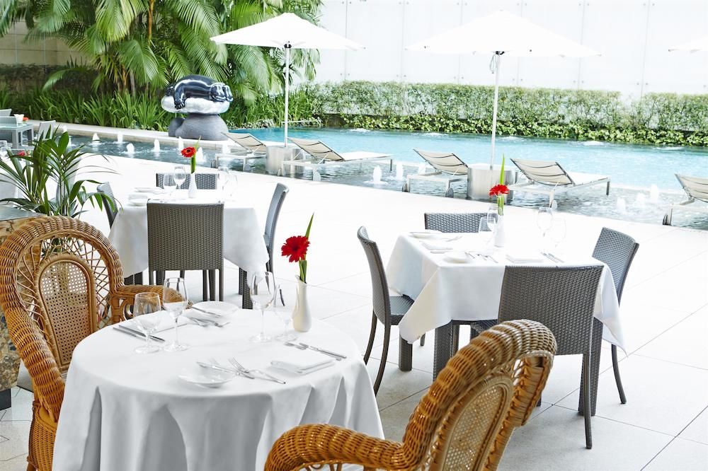 ザ・セント・レジス・シンガポール　The St. Regis Singaporのプールサイドでの食事
